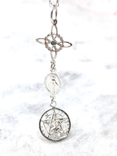 Collar triple protección: Nudo de Bruja, Medalla Virgen de la Milagrosa Esmeralda y Tetragramatón