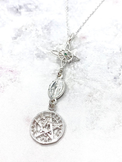 Collaret triple protecció: Nus de Bruixa, Medalla Verge de la Miraculosa de Maragda i Tetragramató