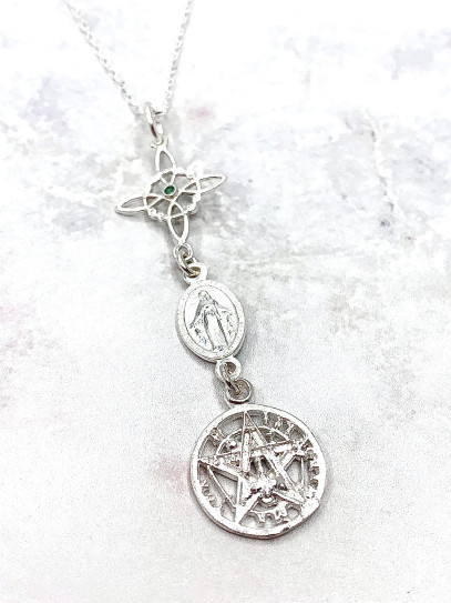 Collar triple protección: Nudo de Bruja, Medalla Virgen de la Milagrosa Esmeralda y Tetragramatón