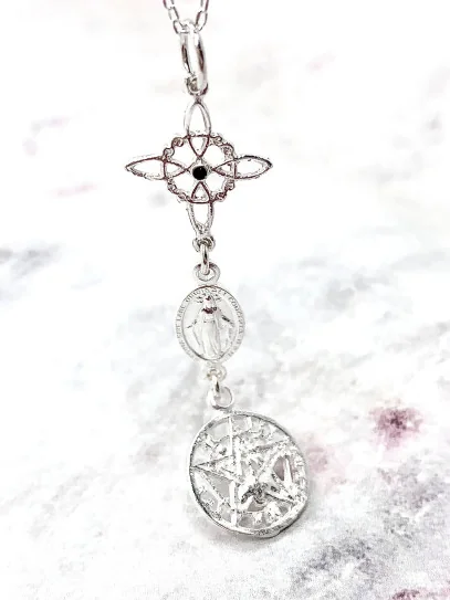 Collar triple protección: Nudo de Bruja, Medalla Virgen de la Milagrosa Turmalina y Tetragramatón