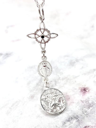 Collar triple protección: Nudo de Bruja, Medalla Virgen de la Milagrosa Turmalina y Tetragramatón