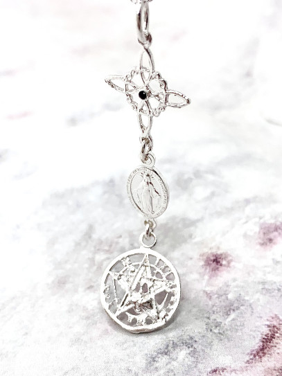 Collar triple protección: Nudo de Bruja, Medalla Virgen de la Milagrosa Turmalina y Tetragramatón