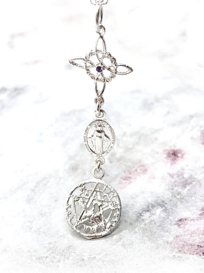 Collar triple protección: Nudo de Bruja, Medalla Virgen de la Milagrosa Amatista y Tetragramatón