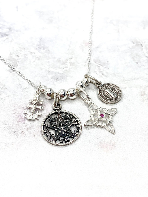 Collar cuatro protecciones de plata: Nudo de Bruja, Cruz de Caravaca, San Benito y Tetragramatón
