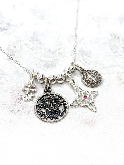 Collar cuatro protecciones de plata: Nudo de Bruja, Cruz de Caravaca, San Benito y Tetragramatón