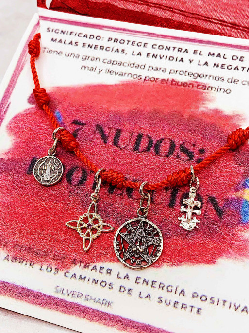 Polsera 7 nusos vermella quatre proteccions: Nus de Bruixa, Creu de Caravaca, Sant Benet i Tetragramató de plata