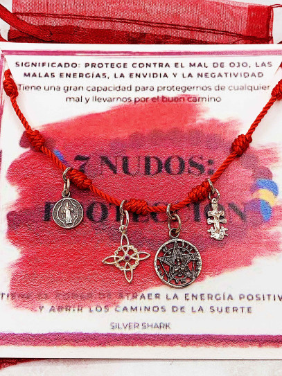 Pulsera 7 nudos roja cuatro protecciones: Nudo de Bruja, Cruz de Caravaca, San Benito y Tetragramatón de plata
