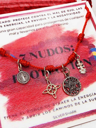 Pulsera 7 nudos roja cuatro protecciones: Nudo de Bruja, Cruz de Caravaca, San Benito y Tetragramatón de plata
