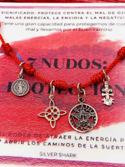 Pulsera 7 nudos roja cuatro protecciones: Nudo de Bruja, Cruz de Caravaca, San Benito y Tetragramatón de plata