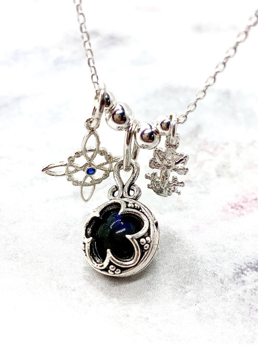 Collar triple protección de plata: Gotland Labradorita mini, Nudo de Bruja y Cruz de Caravaca