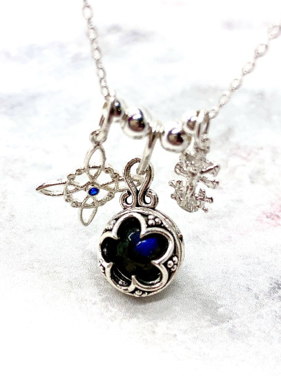 Collar triple protección de plata: Gotland Labradorita mini, Nudo de Bruja y Cruz de Caravaca