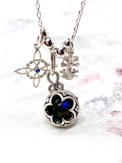 Collar triple protección de plata: Gotland Labradorita mini, Nudo de Bruja y Cruz de Caravaca