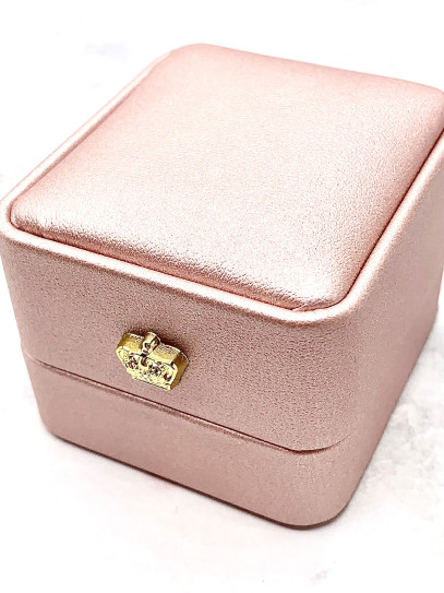 Estuche 'Queen' para regalo de piel rosa - Anillos y pendientes