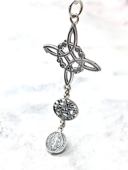 Collar triple protección de plata envejecida: Nudo de Bruja, Medalla de San Benito y Tetragramatón