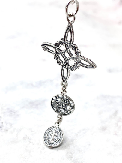 Collar triple protección de plata envejecida: Nudo de Bruja, Medalla de San Benito y Tetragramatón