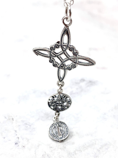 Collar triple protección de plata envejecida: Nudo de Bruja, Medalla de San Benito y Tetragramatón
