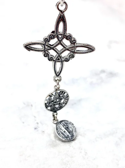 Collar triple protección de plata envejecida: Nudo de Bruja, Medalla de San Benito y Tetragramatón