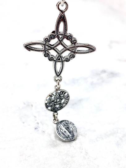 Collar triple protección de plata envejecida: Nudo de Bruja, Medalla de San Benito y Tetragramatón