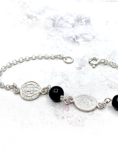 Pulsera triple protección de plata: Medalla de San Benito, San Judas Tadeo y medalla de la Milagrosa con Turmalina