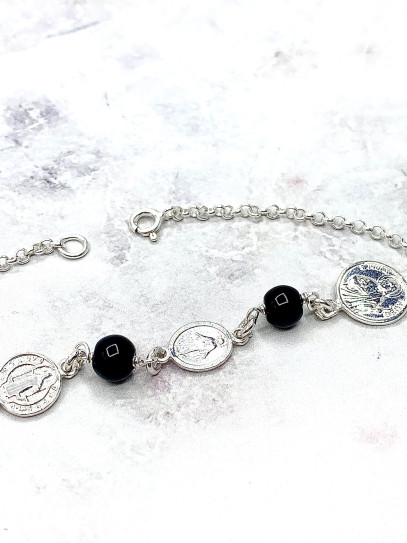 Pulsera triple protección de plata: Medalla de San Benito, San Judas Tadeo y medalla de la Milagrosa con Turmalina