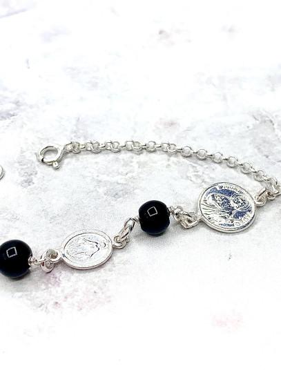 Pulsera triple protección de plata: Medalla de San Benito, San Judas Tadeo y medalla de la Milagrosa con Turmalina