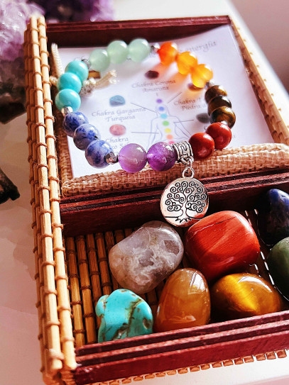 Seven Chakra Kit - Bracelet and 7 natural stones