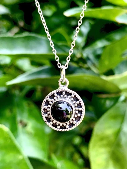Collar 'Neela' de Black Star - Piedra mística de protección