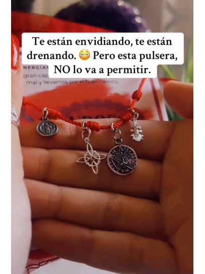 Polsera 7 nusos vermella quatre proteccions: Nus de Bruixa, Creu de Caravaca, Sant Benet i Tetragramató de plata