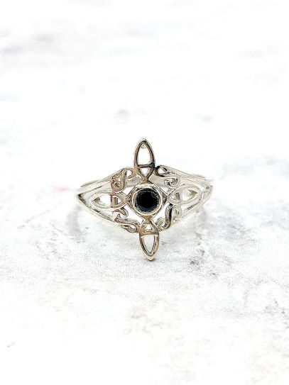 Anillo 'Bridget' de Nudo Brujas y Obsidiana negra