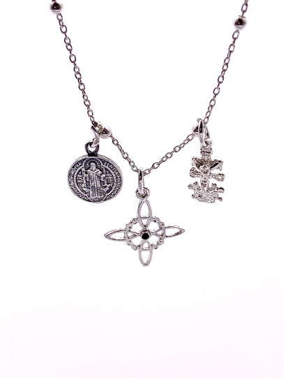 Triple protection necklace with beads: Witch's Knot, Caravaca Cross and Saint Benedict Medal