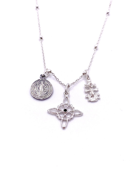 Triple protection necklace with beads: Witch's Knot, Caravaca Cross and Saint Benedict Medal