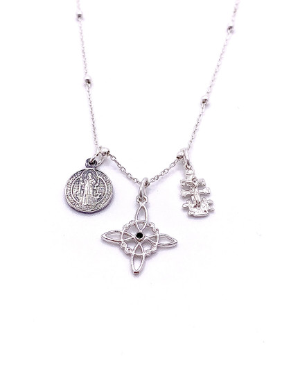 Triple protection necklace with beads: Witch's Knot, Caravaca Cross and Saint Benedict Medal