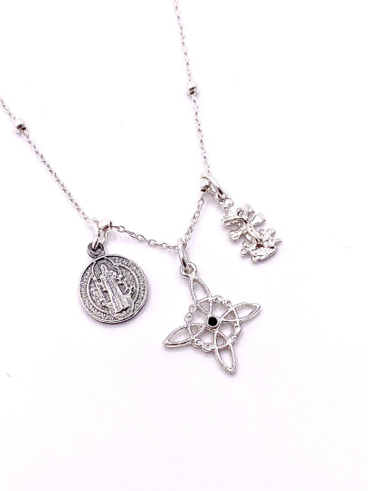 Triple protection necklace with beads: Witch's Knot, Caravaca Cross and Saint Benedict Medal