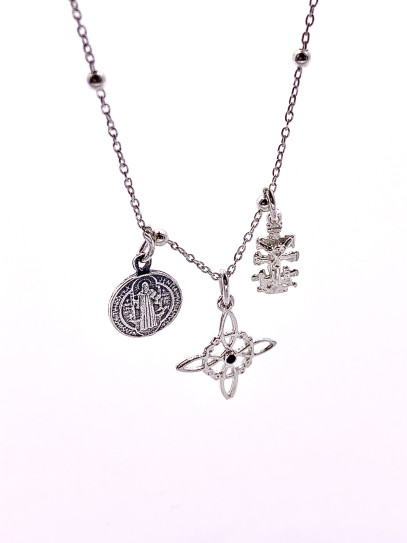 Triple protection necklace with beads: Witch's Knot, Caravaca Cross and Saint Benedict Medal
