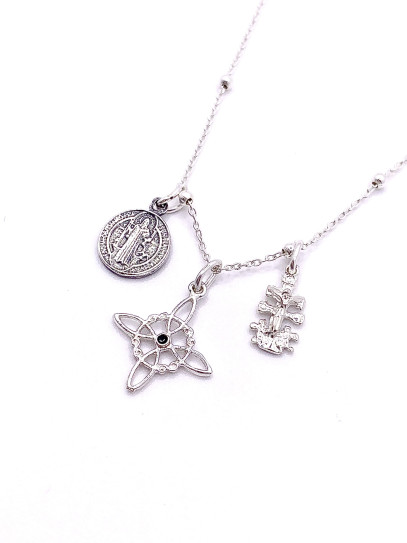 Triple protection necklace with beads: Witch's Knot, Caravaca Cross and Saint Benedict Medal
