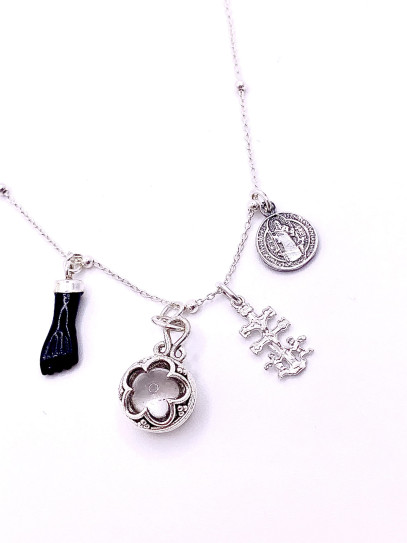 Triple protection necklace with beads: Gotland Quartz, Witch's Knot, Fist of the Figa and Cross of Caravaca