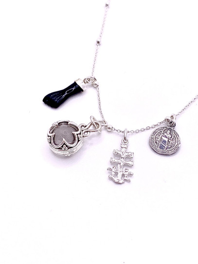 Triple protection necklace with beads: Gotland Quartz, Witch's Knot, Fist of the Figa and Cross of Caravaca