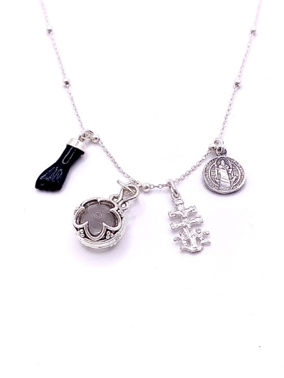 Collar triple protección de bolitas: Gotland de Cuarzo, Nudo de Bruja, Puño de la figa y Cruz de Caravaca