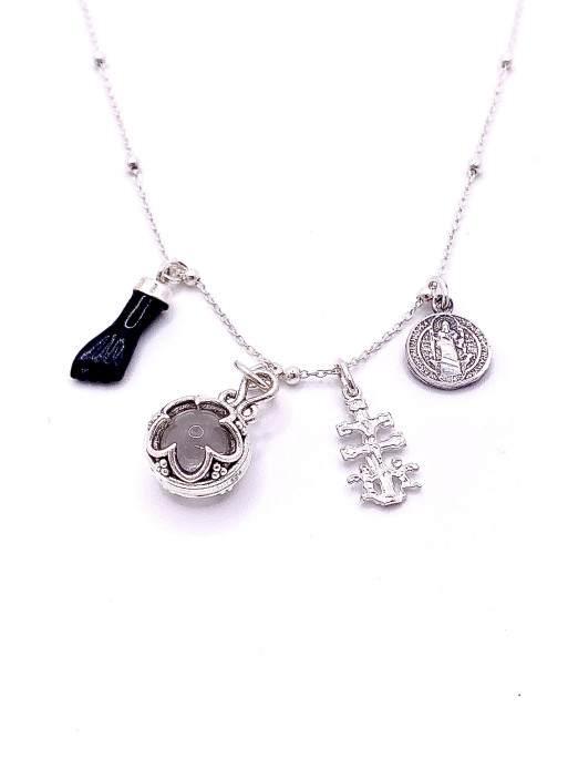 Triple protection necklace with beads: Gotland Quartz, Witch's Knot, Fist of the Figa and Cross of Caravaca