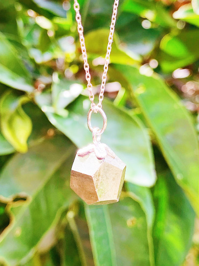 Collaret imant dels diners i l'abundància de plata - Pirita natural