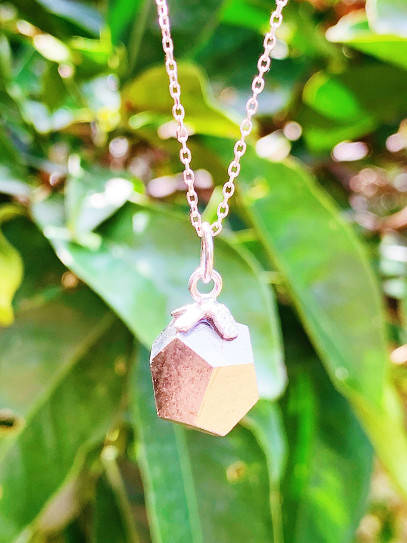 Collaret imant dels diners i l'abundància de plata - Pirita natural