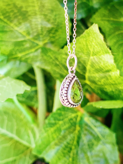Collar 'Bali tear' de Peridoto, Olivina - Abundancia