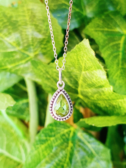 Collar 'Bali tear' de Peridoto, Olivina - Abundancia