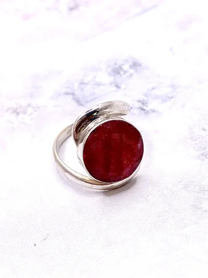 Anillo 'Ayla' de Rubí - Amor y fuerza interior