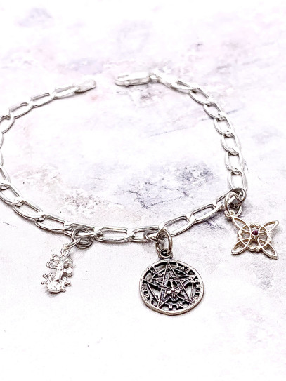 Pulsera TOP triple protección: Nudo de Bruja, Cruz de Caravaca y Tetragramatón