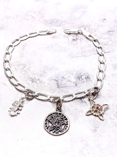 Pulsera TOP triple protección: Nudo de Bruja, Cruz de Caravaca y Tetragramatón