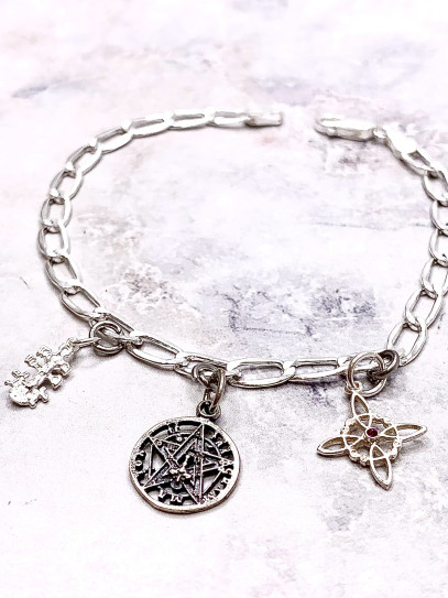 Pulsera TOP triple protección: Nudo de Bruja, Cruz de Caravaca y Tetragramatón