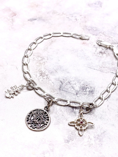 Pulsera TOP triple protección: Nudo de Bruja, Cruz de Caravaca y Tetragramatón