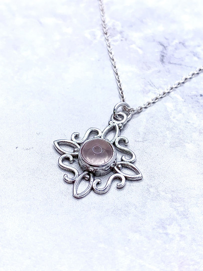 Collar 'Sabrina' de Nudo Brujas y Cuarzo rosa