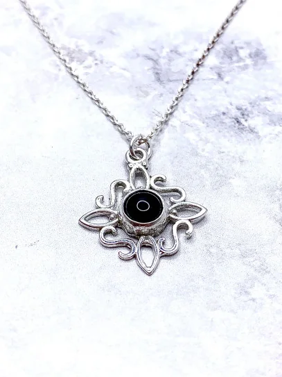 Collar 'Sabrina' súper mini de Nudo Brujas y Turmalina negra
